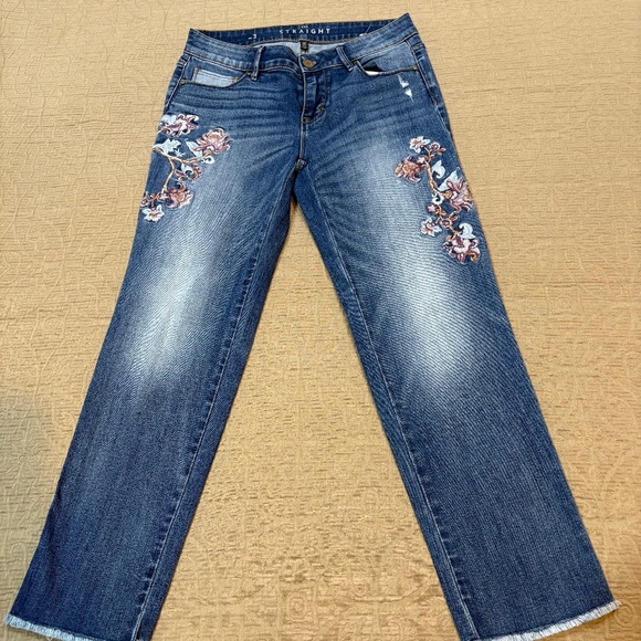 Share  WHBM Straight Crop Jeans Size 2 Denim Floral Embroidered Cropped Raw Edge - Picture 1 of 8